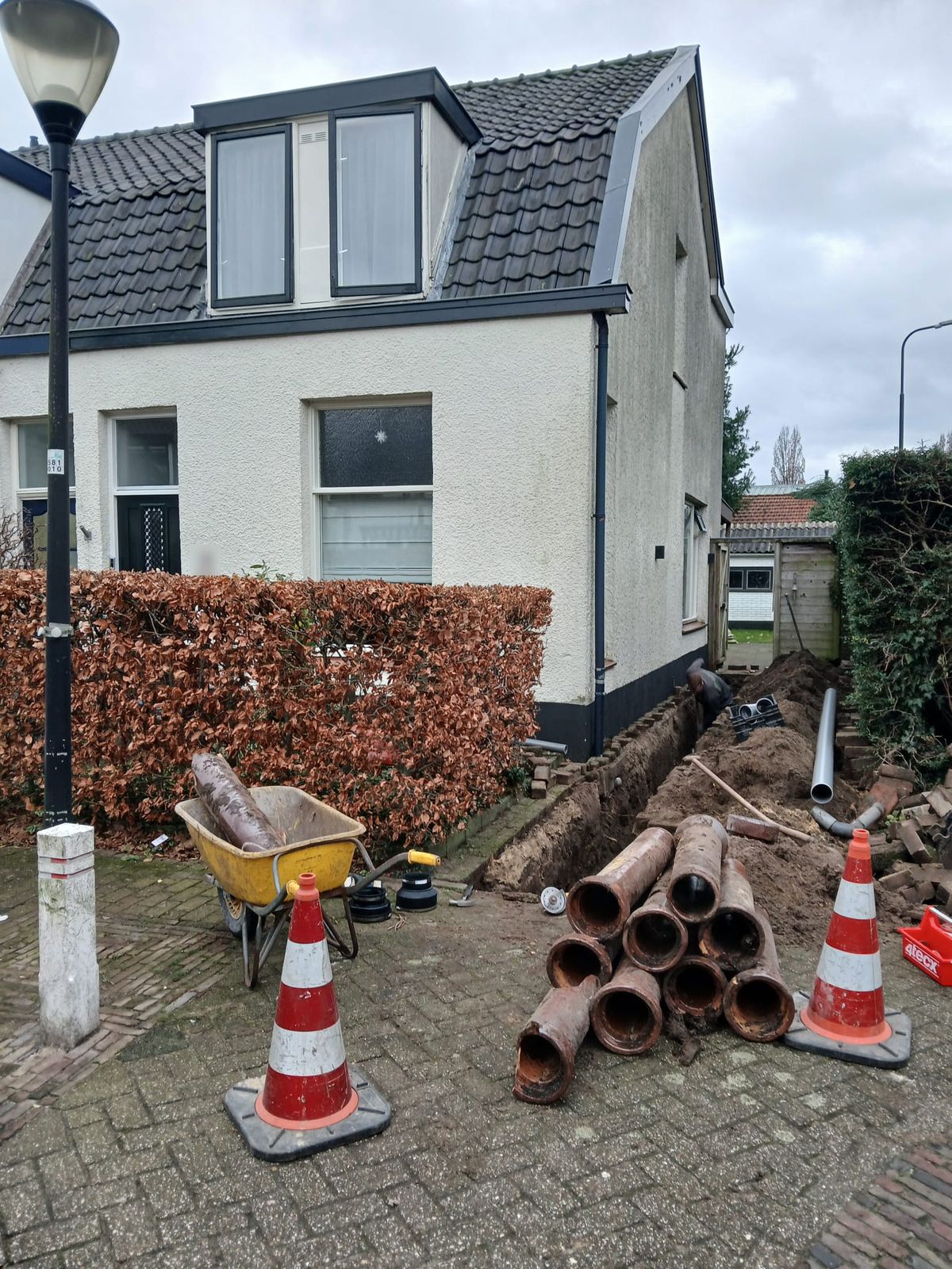 Oude gietijzeren rioolbuizen vervangen door nieuwe leidingen