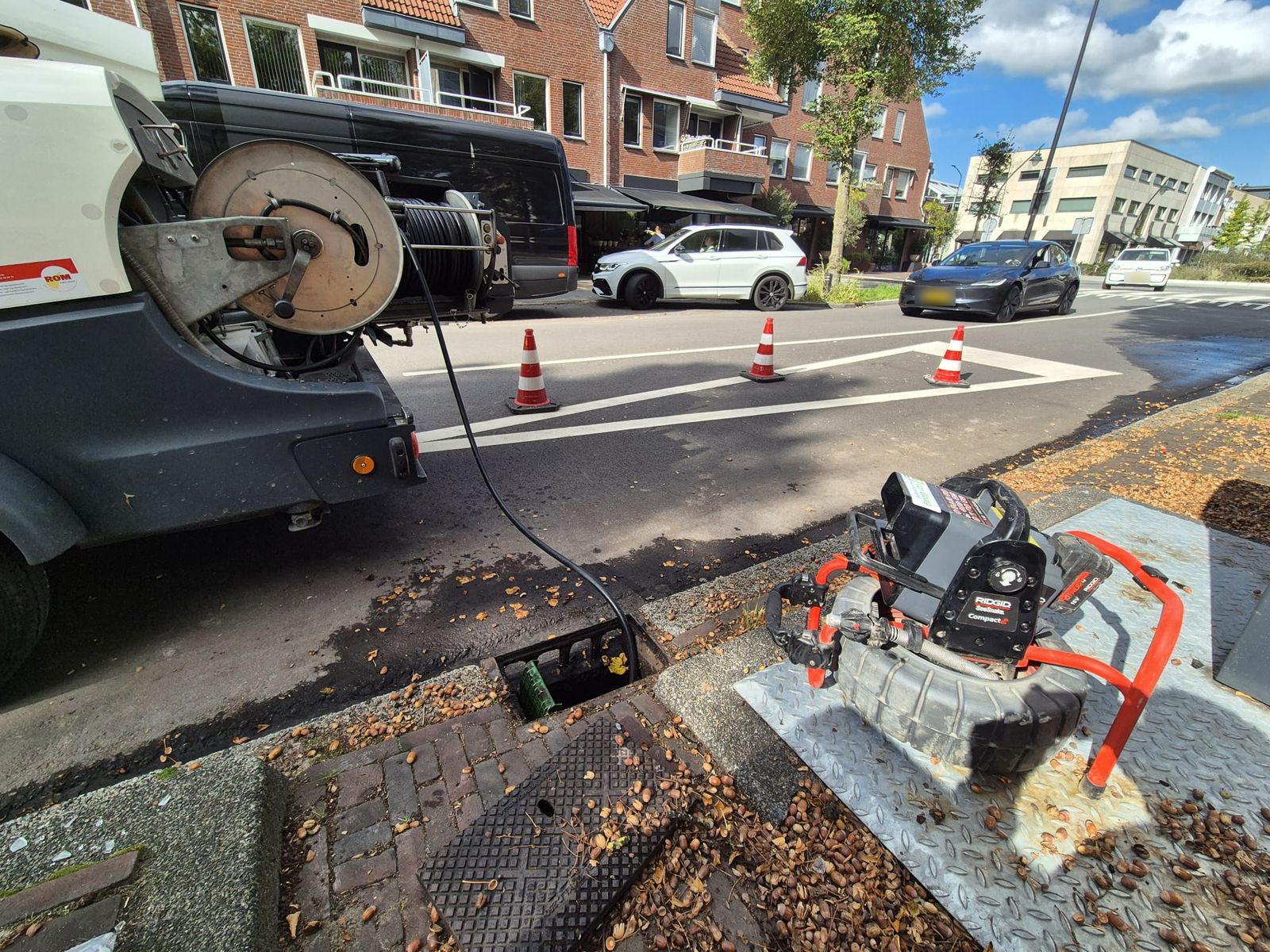 Rioolcamera in een straatkolk tijdens een rioolinspectie